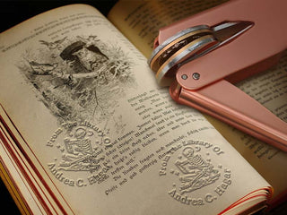 Grabador de libros de biblioteca personalizado con nombre y diseño de calavera